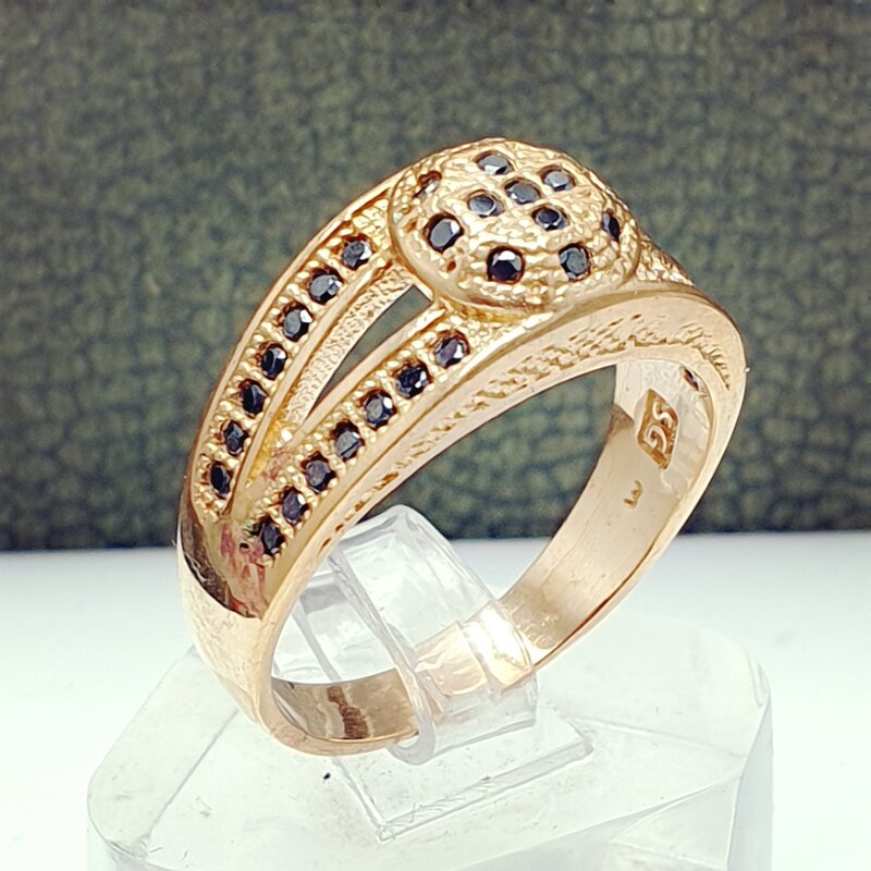 انگشتر طلا روس زیبای مردانه رنگ ثابت با نگینهای اتمی میکس و سیاه درجه یک