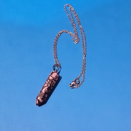 گردنبند زنانه.جنس پلاک: سنگ طبیعی رودونیت.طرح: منشور،جنس زنجیر و حلقه: استیل نقره ای.دست ساز