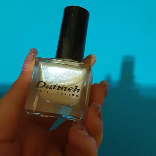 لاک ناخن.برند : Datmeh. رنگ: کرم هولوگرامی هفت رنگ.حجم:15ml.شماره:C129