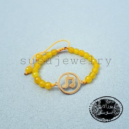دستبند سنگ عقیق زرد (شرف الشمس) با پلاک نت موسیقی استیل