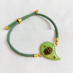 دستبند بته جقه سنتی رزینی سبز  مدل گل نیلوفر (لوتوس) با بند اسانسوری قابل تنظیم