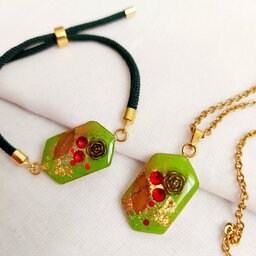 ست گردنبند و دستبند زنانه رزینی گل رز  سبز با برگ طبیعی 