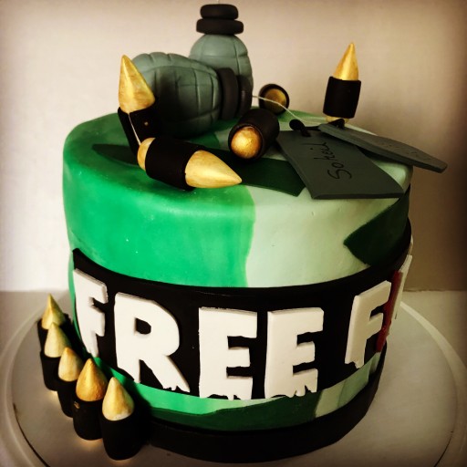 کیک تولد با روکش فوندانت