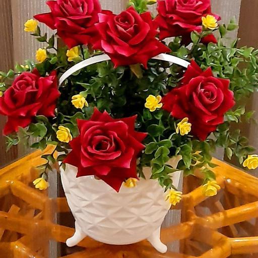 گلدان مصنوعی به همراه گل رز مخملی زیبا و خیلی قشنگ