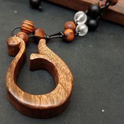 گردنبند حرف "ن"،ساخته شده با چوب گردو کردستان،بندچرم تنظیم شونده و مهره های چوبی زیبا