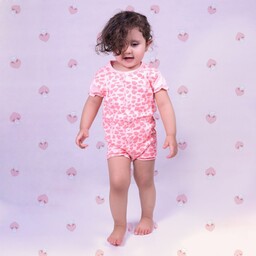 رامپر پنبه دخترانه طرح پلنگی مناسب برای سایز 3 ماه تا 3 سال رنگبندی مطابق تصویر محصول 
