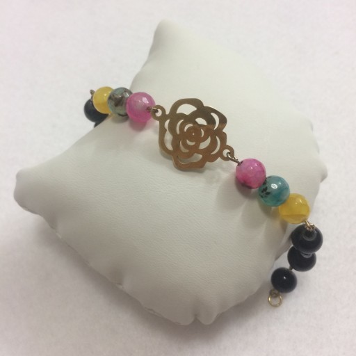 دستبند سنگ رگه دار رنگی و مهره پلاستیکی مشکی و پلاک گل استیل رنگ ثابت طلایی زرین ساز