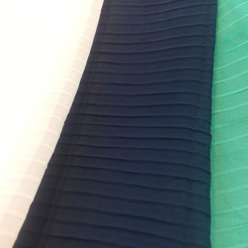 روسری مثلثی شکل کراشه در رنگ های سورمه ای و زرشکی و سبز و شیری و خاکستری و یشمی و مشکی