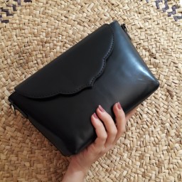 کیف دوشی زنانه چرم گاوی مشکی کاملن دستساز و دستدوز