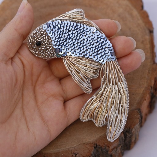 سنجاق سینه جواهردوزی مدل ماهی
مناسب جهت تزئیین روسری یقه ی لباس کیف 
کاملا دستدوز
استفاده از متریال با کیفیت پولک و سرمه