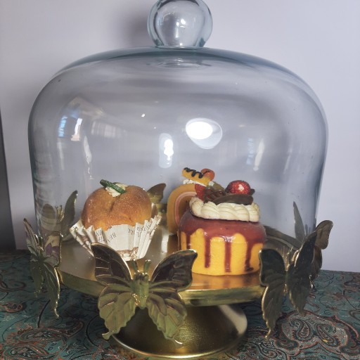 ظرف کاپ کیک  طلایی  پایه دار پروانه  کف  قطر 22سانت با درب شیشه ای