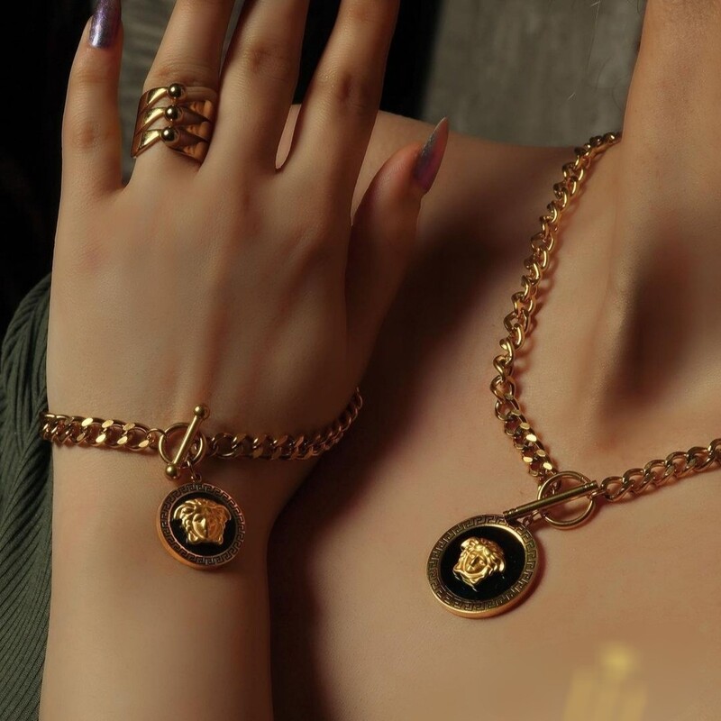 دستبند و گردنبند ورساچه استیل زنانه با زنجیر کارتیر و قفل تی استیل (لاوین گالری)