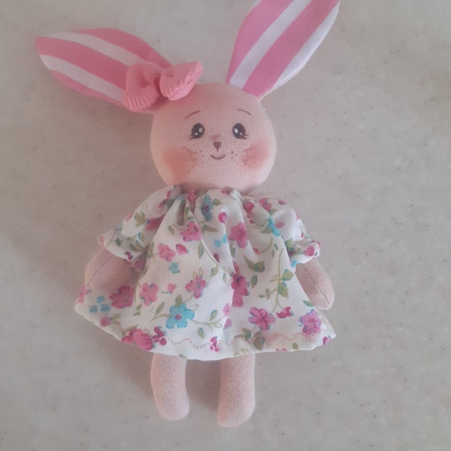 خرگوش خنده رو زیبا با صورت نقاشی شده زیبا که نماد 1402