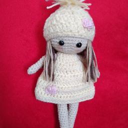 عروسک دخترانه حدودا 20 سانت با قابلیت جدا شدن لباس و کلاه سفارش به صورت عمده پذیرفته می شود
