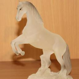مجسمه دکوری پلیرزینی طرح اسب سفید 