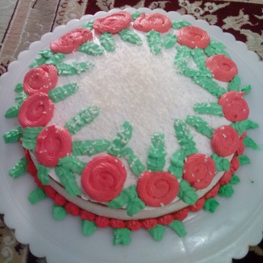 کیک خامه ای  دور گل قرمز خانگی( 2کیلویی)