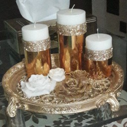 ست شمع استوانه طلایی وشمع گل رز کوچک وبزرگ وسینی جنس پلی استر طلایی