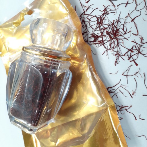 زعفران سرگل ممتاز 1 مثقالی از سرایان در بسته بندی کریستالی