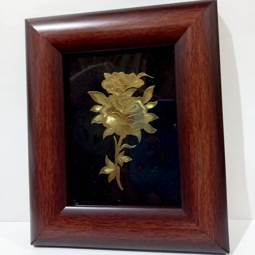 تابلوی گل رز حکاکی شده جنس برنج تابلوی تزیینی هدیه ای ماندگار ابعاد با قاب 14/5× 17/5 cm