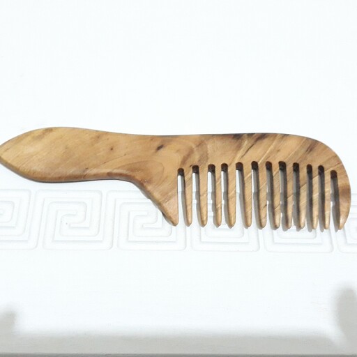 شانه چوبی دسته دار گردو دندانه متوسط طول 20 سانت مدل دسته حالتدار  چوب گردو یک تیکه دستساز چوبکده بید سفید