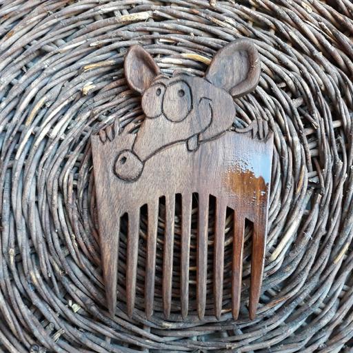 شانه چوبی دستساز چوب گردو منبت و معرق شده طرح موش زبل چوبکده بید سفید