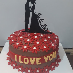 کیک شکلاتی با گلهای قرمز