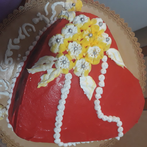 کیک قرمز ولنتاین با گلهای دو رنگ