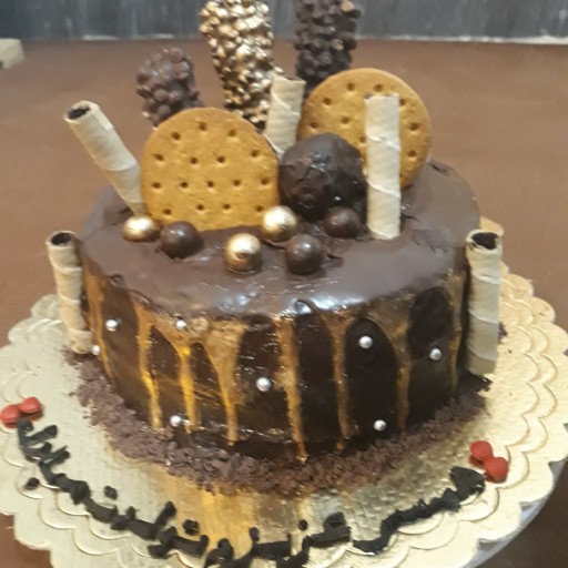 کیک خوشمزه ی روکش شکلاتی