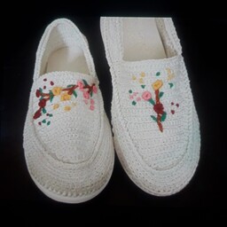 کفش زنانه دست بافت گلدوزی شده رنگ سفید