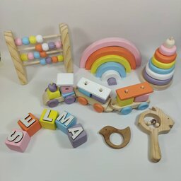 اسباب بازی چوبی ست سیسمونی نوزاد چوبی دست ساز با برند نیلو تویز  و قابل سفارش با رنگ دلخواه شما