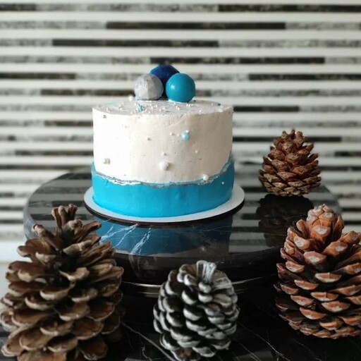 کیک شکلاتی آبی رنگ با گوی شکلاتی 800 گرمی 