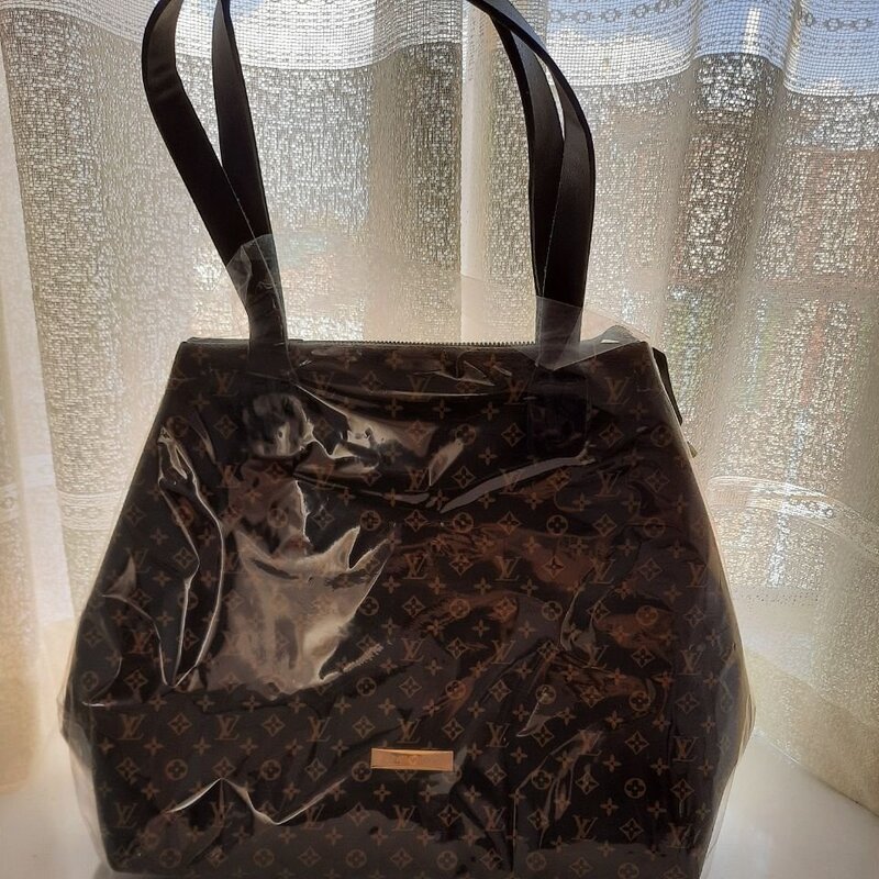 کیف زنانه بزرگ مدل LV همراه با کیف لوازم آرایشی 