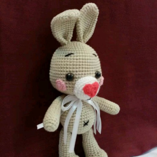 عروسک دستباف خرگوش دماغ قلبی