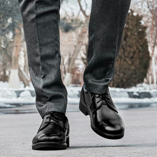 کفش تمام چرم مجلسی و رسمی مردانه مدل t24 مشکی برند آذر پلاس با ارسال رایگان