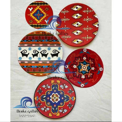 بشقاب دیوارکوب سفالی طرح قالی سنتی قرمز رنگ 5 تکه ابعاد 25×25×20×15×10