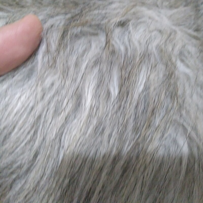 پارچه خز مو بلند طوسی در عرض 170سانت و طول 40سانت مناسب پالتو