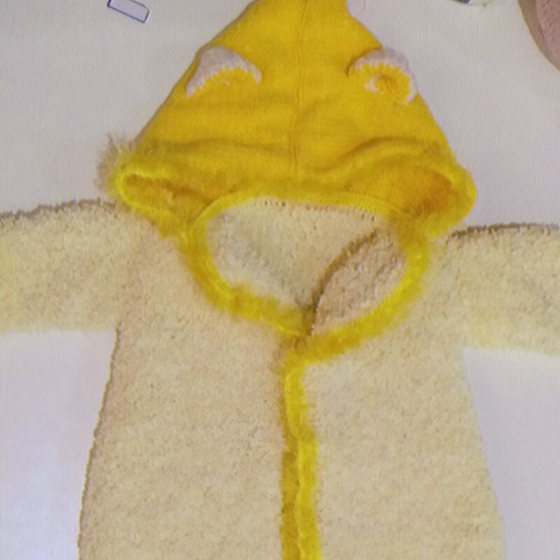 حوله نوزادی بافتنی کلاه دار برنگ زرد لیمویی مناسب نوزاد یک ماه تا یکسال