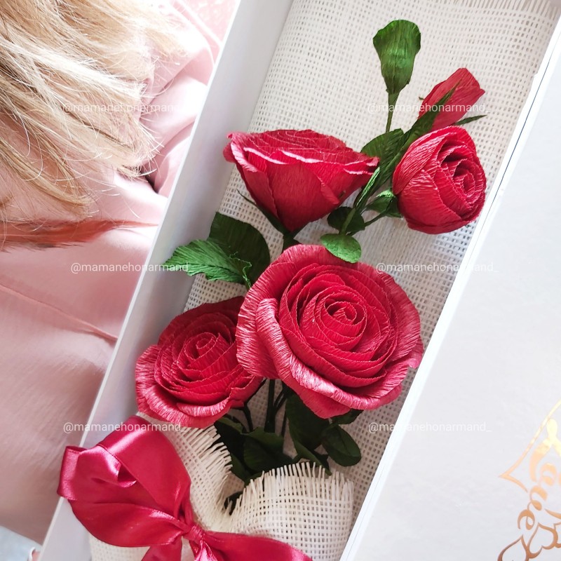 باکس گل رز قرمز در دار یه هدیه عاااالی و شیک برای خاص پسندها