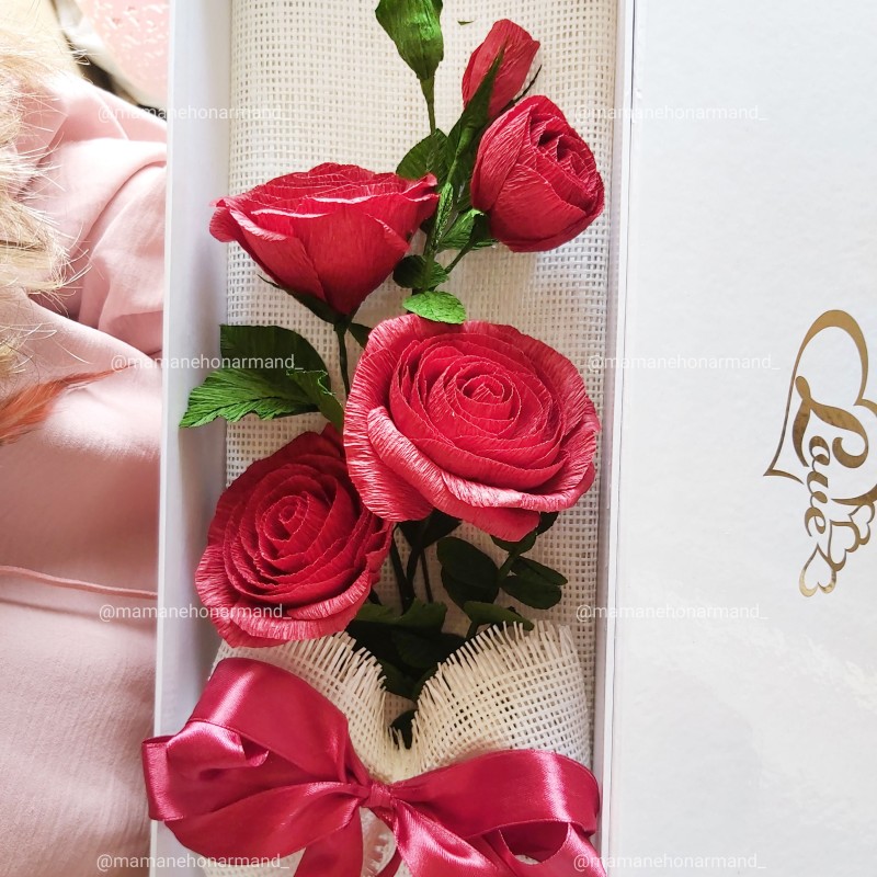 باکس گل رز قرمز در دار یه هدیه عاااالی و شیک برای خاص پسندها