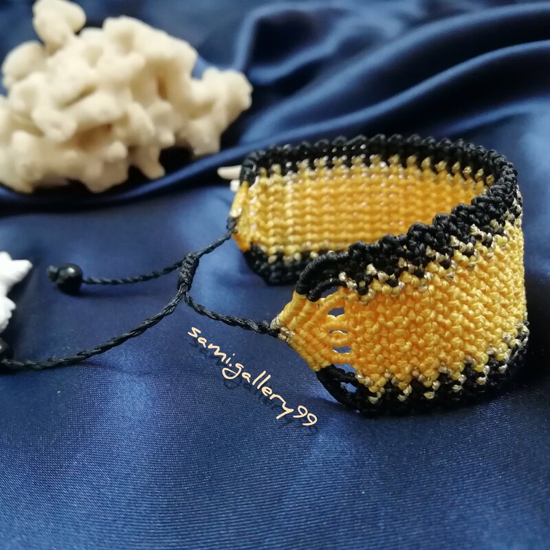 زیورالات، دستبند پهن زنانه میکرومکرومه بافته شده با نخ موم زده ، دارای گره کشویی برای استفاده آسان از  دستبند