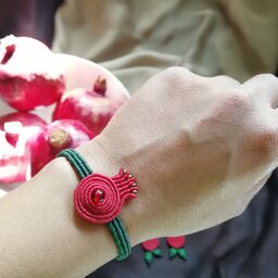 زیورالات، دستبند زنانه یلدایی طرح انار  ،بافته شده با نخ موم زده ، بافته شده به سبک میکرومکرومه 