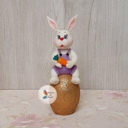 خرگوش هفتسین تخم مرغ سفالی مجسمه و عروسک خمیری خرگوش پسر  نشسته روی تخم مرغ سفالی نماد1402