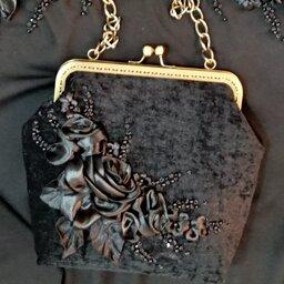 کیف مشکی مجلسی دهانه فلزی روباندوزی شده با گلهای مشکی 