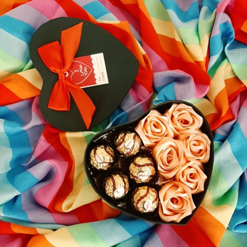  کادویی باکس گل قلبی کوچک گلبهی و شکلات شونیز ( گل روبانی ) هدیه جعبه کادو روز دختر