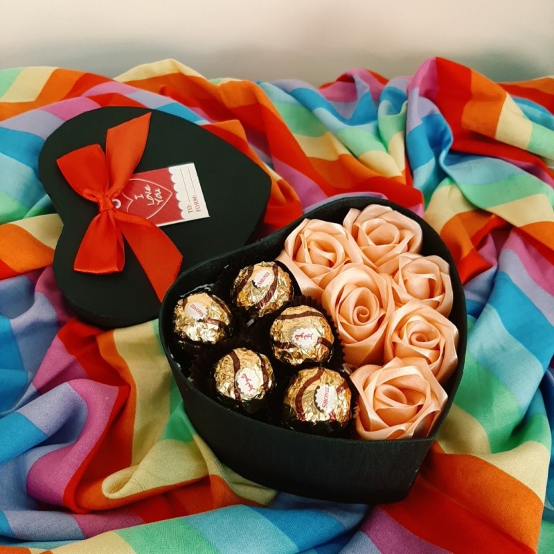  کادویی باکس گل قلبی کوچک گلبهی و شکلات شونیز ( گل روبانی ) هدیه جعبه کادو روز دختر