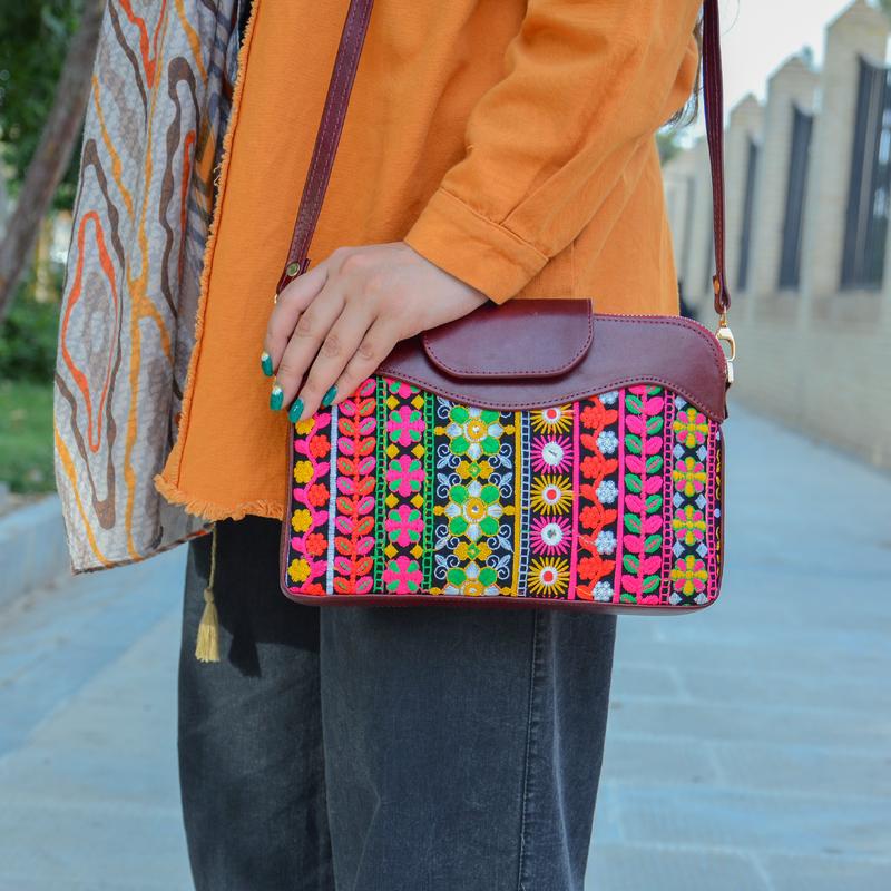 کیف سنتی دوشی چرم طبیعی ترکیب با سوزندوزی(چرم گاوی) کیف زنانه
