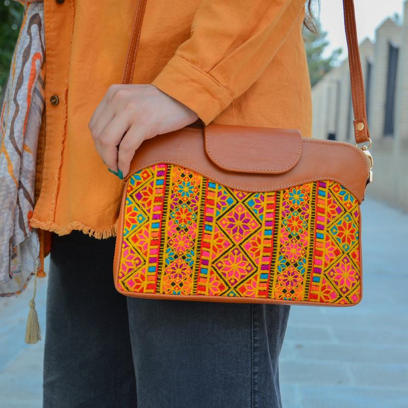 کیف سنتی زنانه سوزندوزی ترکیب با چرم طبیعی (چرم گاوی) کیف دوشی