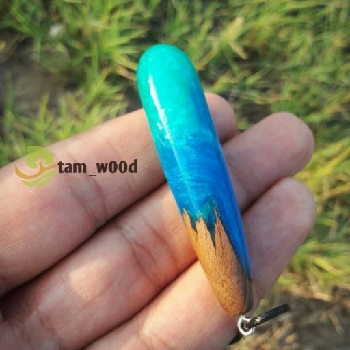 گردنبند دست ساز چوب و رزین با رنگ صدفی