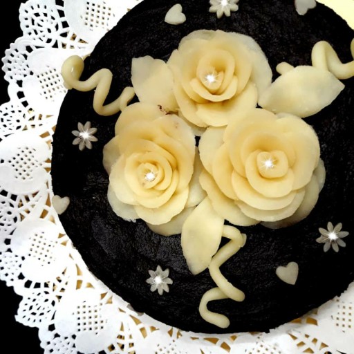 کیک کاکائویی با روکش گاناش و تزئین گلهای خمیری