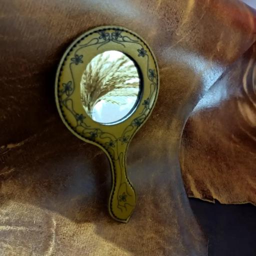 آینه دستی چرم طبیعی خردلی با حکاکی زیبا در سایز 10در19